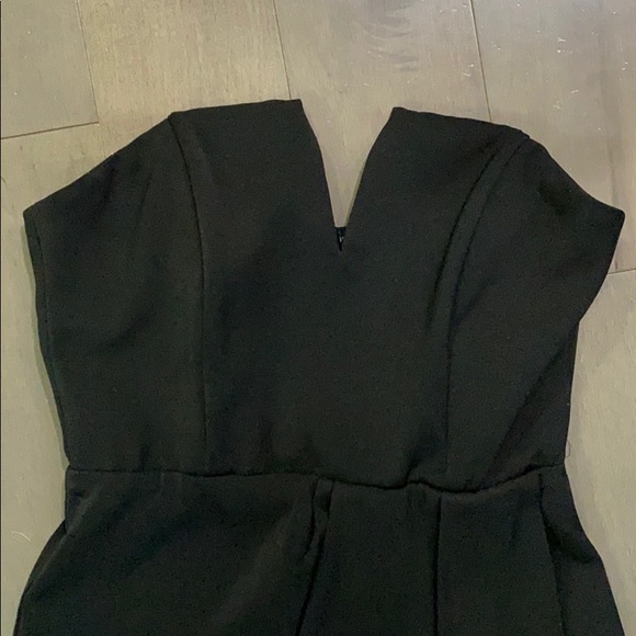 Black gown - Picture 2 of 2